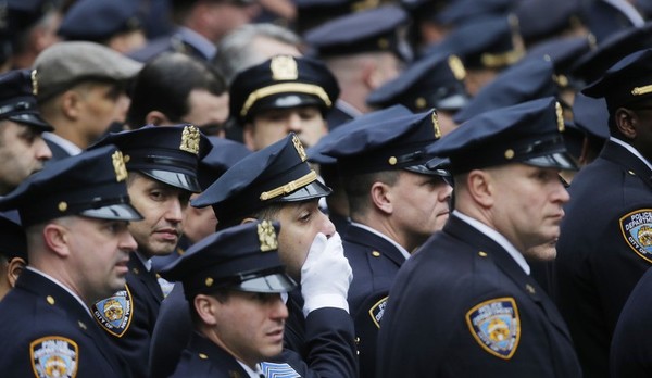 Policía de Nueva York en estado de alerta por el suicidio de 3 agentes en 10 días - Radio 1000 AM