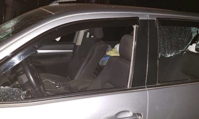 Destruyó vehículos, golpeó a su pareja y suegro porque no lo dejaron conducir ebrio