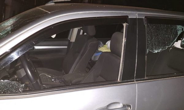 Destruyó vehículos, golpeó a su pareja y suegro porque no lo dejaron conducir ebrio