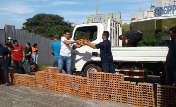 Comuna cierra paso irregular de vehículos por Shopping del Este