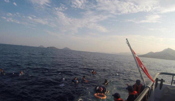 Al menos doce muertos en naufragio de embarcación de migrantes
