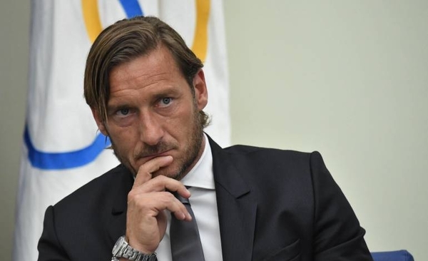 HOY / Totti deja la Roma y arremete contra los dueños del club