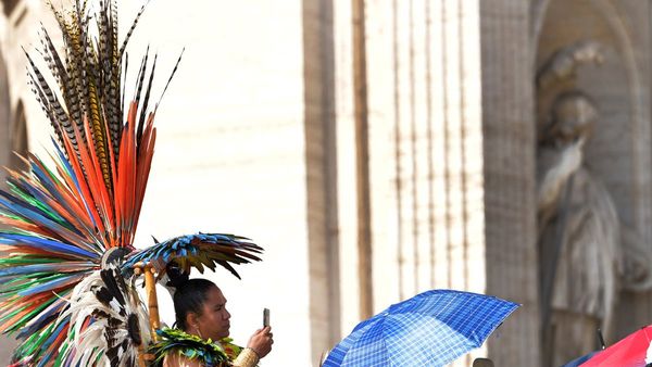 Vaticano podría ordenar hombres casados y mujeres para Amazonia