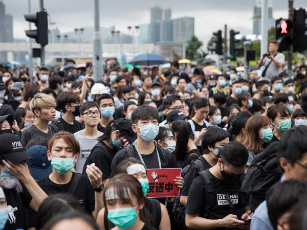 Con multitudinaria manifestación piden la dimisión de Carrie Lam