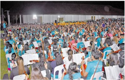 Más de mil instrumentos sonaron ayer en Yaguarón - Edicion Impresa - ABC Color