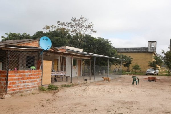 HALLAN UNIFORMES POLICIALES Y MUNICIONES EN GRANJA CÁRCEL DE SAN PEDRO