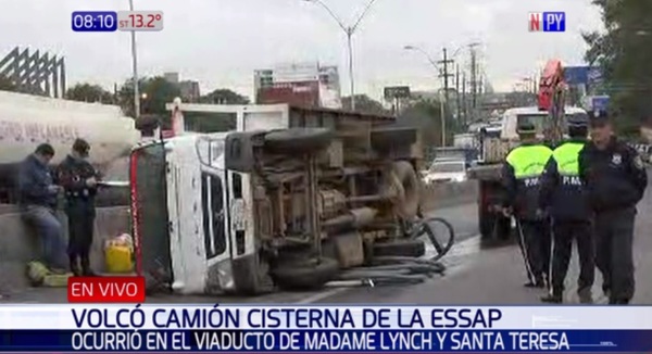 Camión cisterna vuelca en viaducto | Noticias Paraguay