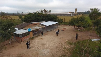 HOY / Humilde granja por fuera, 'hotel  de lujo' por dentro: los 4 presos  libres que se negaban a huir