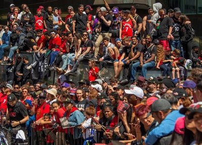 Dos heridos graves durante accidentada celebración de los Raptors - Internacionales - ABC Color