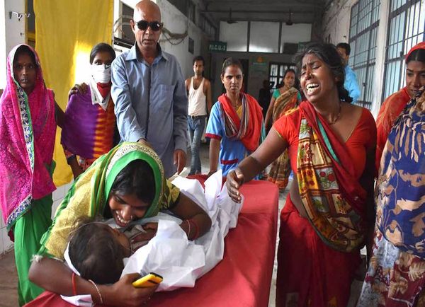 Un virus que ataca al cerebro mata a 97 niños en Bihar
