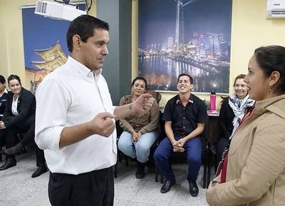 Funcionarios aprenden el uso del lenguaje de las señas - Edicion Impresa - ABC Color