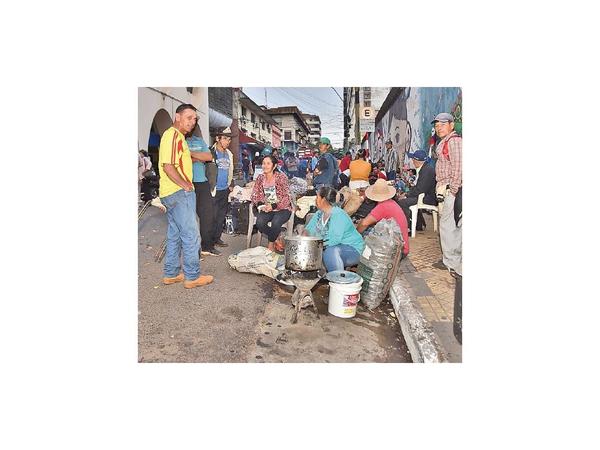 Campesinos acampan frente al MAG en reclamo de promesas