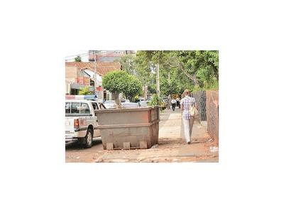 Muchos contenedores ocupan calles sin permiso municipal