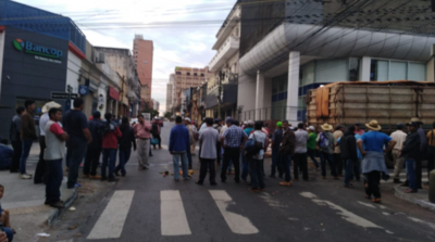 HOY / Campesinos no dan lista y Gobierno reitera que no comprará deudas por motos