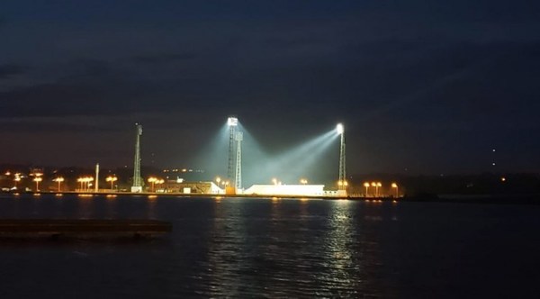 PRUEBAN POTENCIA DE LAS LUMÍNICAS DEL FUTURO ESTADIO DE ENCARNACIÓN
