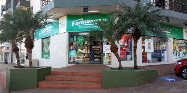 Asaltantes irrumpen sucursal de cadena de farmacias y se alzan con dinero y celulares