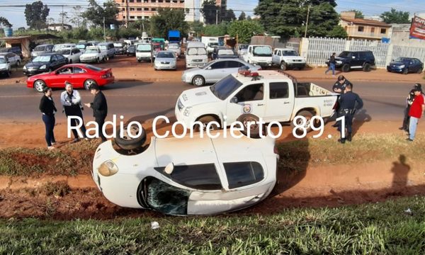 Pierde el control y cae a cuneta