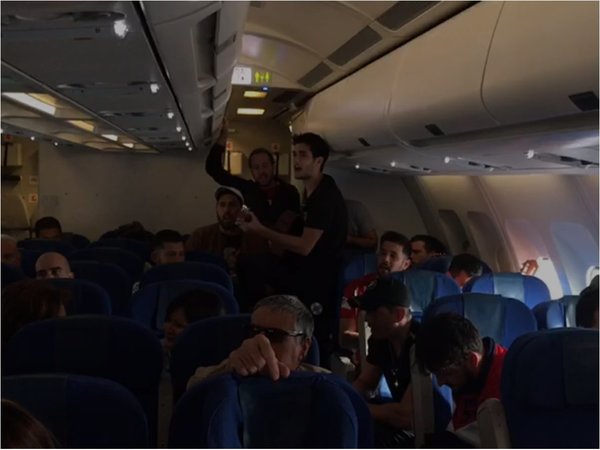 Músicos cantaron en avión que no pudo aterrizar a causa de la neblina