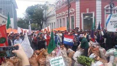 Campesinos marchan por las calles de Asunción » Ñanduti
