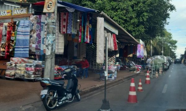Comerciantes se adueñan de la calle