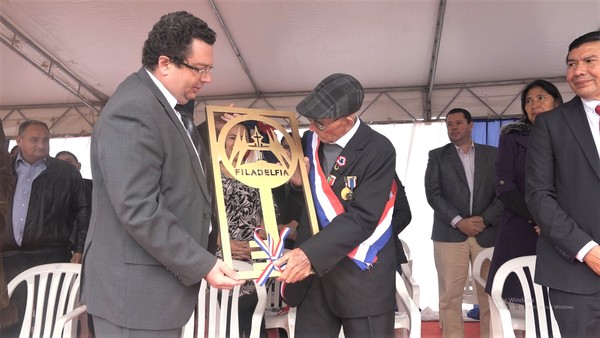 Entregan llave de la ciudad de Filadelfia a excombatiente de la Guerra del Chaco