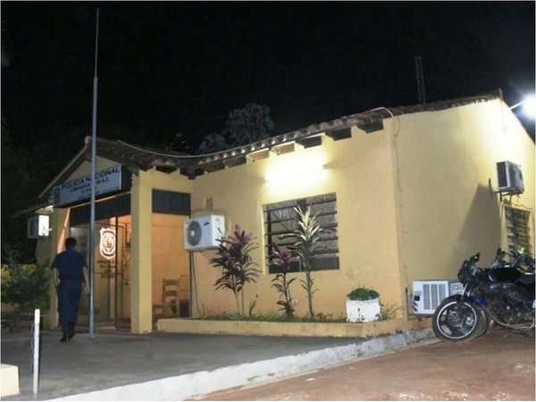 Detienen a policías acusados de esposar a un comerciante para robarle