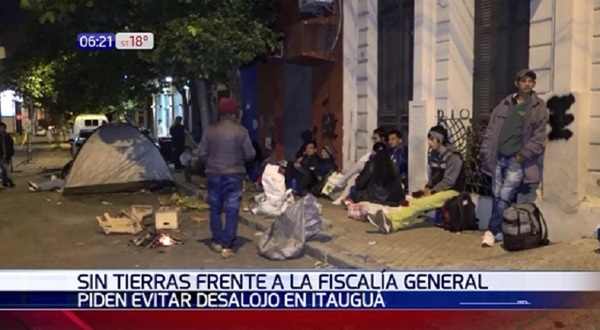 Acampan frente a Fiscalía y piden no ser desalojados | Noticias Paraguay