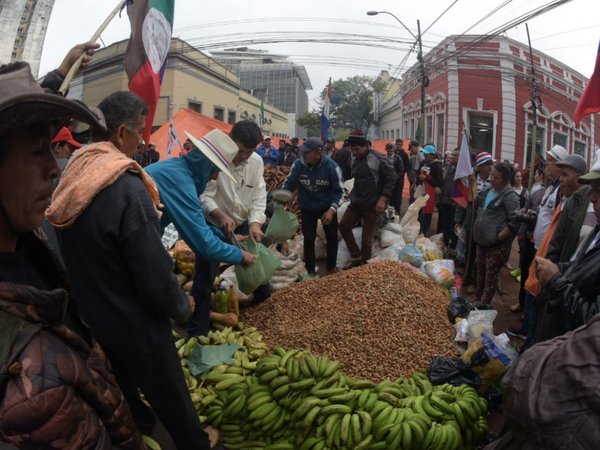 Campesinos movilizados donan 10.000 kilos de víveres a damnificados