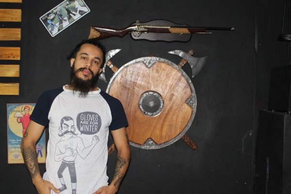 Tijeras, navajas y rasuradoras impulsan la pasión de un joven barbero - Periodismo Joven - ABC Color