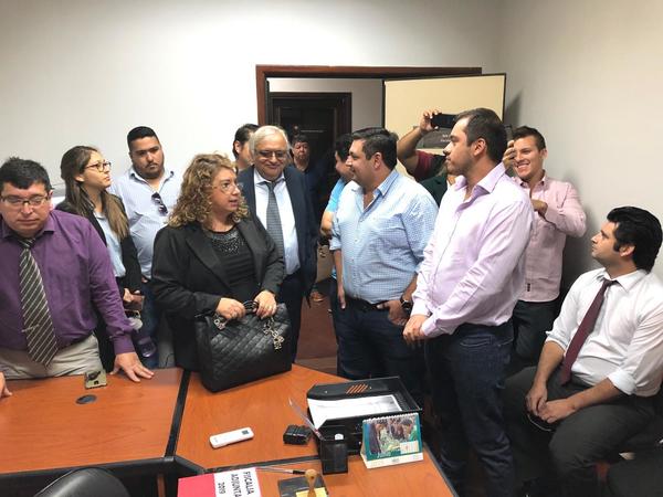 Presentan denuncia por exacción contra exintendenta y 12 exconcejales - ADN Paraguayo