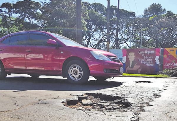Quejas por “agujeros” sobre una avenida | Diario Vanguardia 13