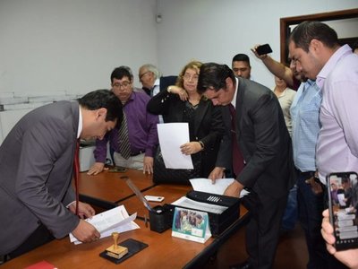 Presentan denuncia contra McLeod por crear impuesto vía ordenanza