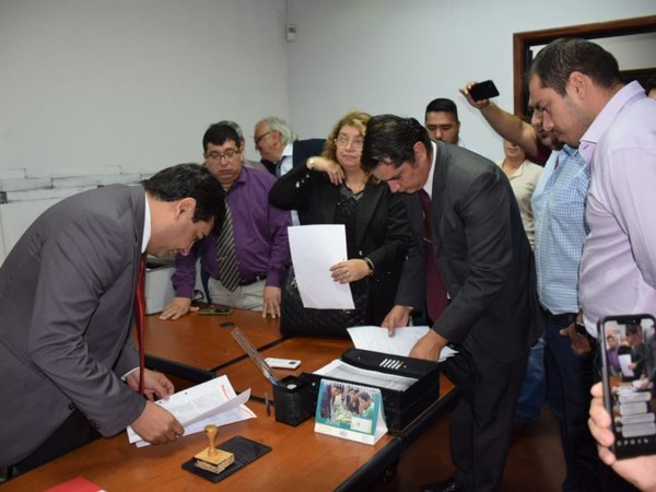 Presentan denuncia contra McLeod por crear impuesto vía ordenanza