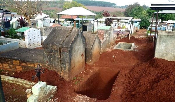 Entierran a muertos en pasillos del cementerio