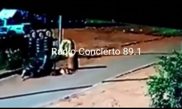 Motociclista cae a pozo en plena calle