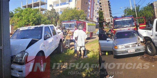 CONDUCTOR PERDIÓ EL CONTROL E IMPACTÓ CONTRA UNA CAMIONETA ESTACIONADA.