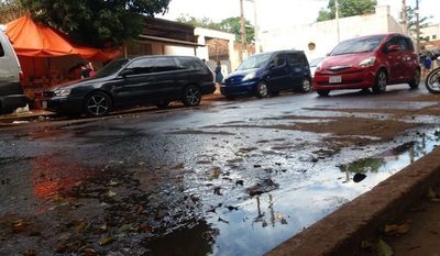 Cloaca proveniente de penitenciaría atraviesa toda una avenida y genera ambiente de insalubridad