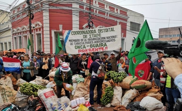 HOY / Campesinos retornan a la capital por promesas incumplidas y traen su producción para damnificados
