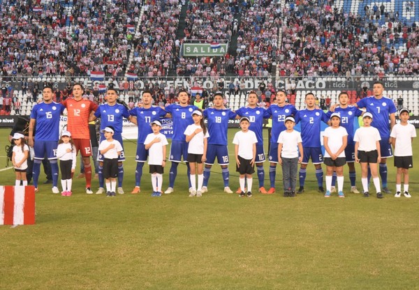 Con la camiseta azul ante Argentina