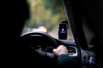 Joven que trabaja de Uber supuestamente fue acorralado por taxistas