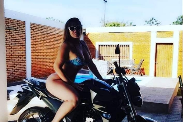 HOY / Funcionaria designada jefe en Contraloría renuncia tras alzar foto sexy y ser 'trozada' en redes