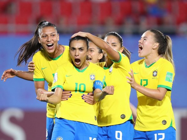 Marta hace historia y Brasil acompañará a Italia y Australia en octavos