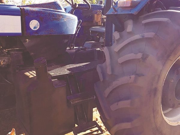 Viajaba con su marido, su ropa se trabó y le aplastó el tractor