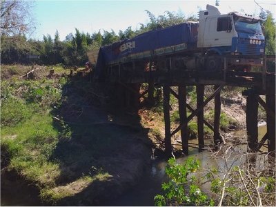 Colapsa parte de puente sobre arroyo Hondo en Caaguazú
