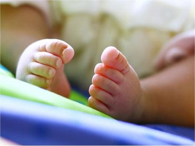 Abandonan a un bebé en un sanitario del Mercado 4
