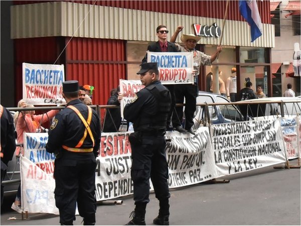 Siguen los escraches contra Miguel Cuevas y Enrique Bacchetta