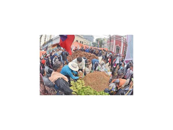 Campesinos rodearon el MAG y el BNF y anuncian marchas para hoy