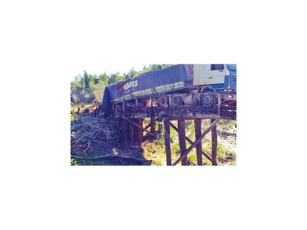 Dañado puente no resistió peso de camión y colapsó