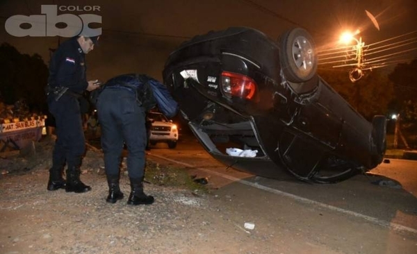 HOY / Conductor volcó y abandonó su vehículo
