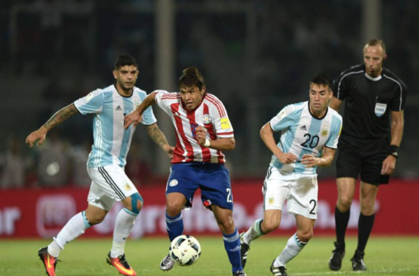 HOY / Argentina y Paraguay se enfrentan en un duelo crucial